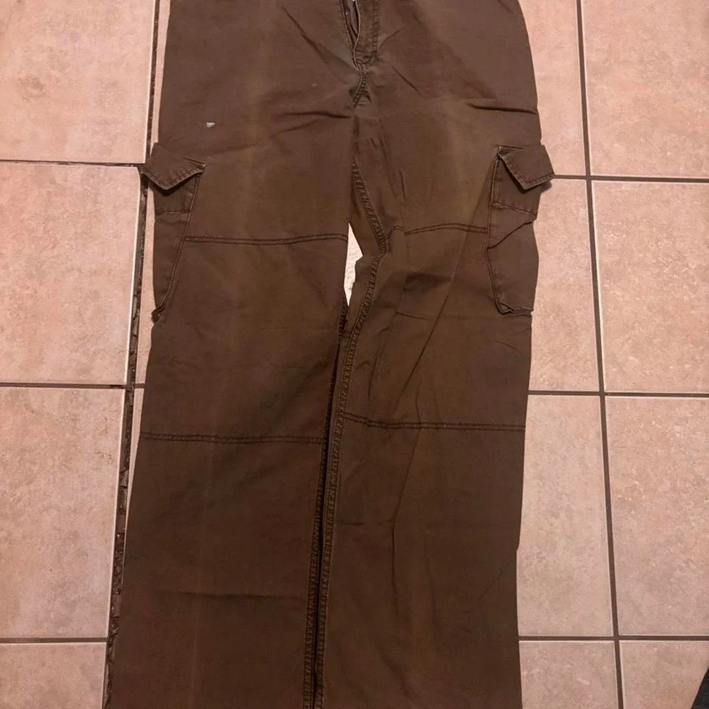 Vintage old navy Brown cargo pants with a relaxed fit Size 38x32